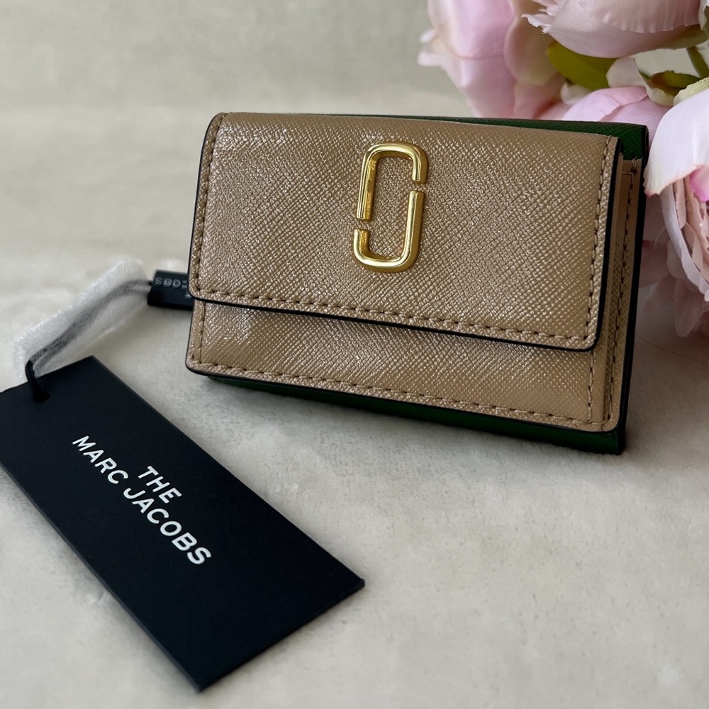 NEW Marc Jacobs "The Snapshot" Mini Trifold Leather Wallet Sandcastle Tan Green